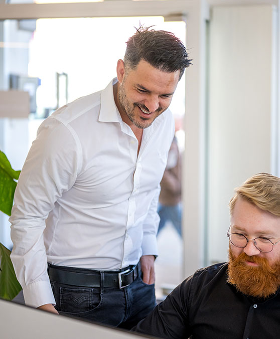 Geschäftsführer Hakan Kaveller bespricht Bauplanung