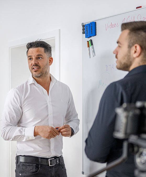 Hakan Kaveller bespricht mit Team Architekturprojekte